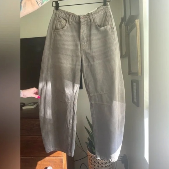 NWOT- We The Free Good Luck Mid-Rise Barrel Jeans Size 29 But Run VERY Small - Picture 2 of 6